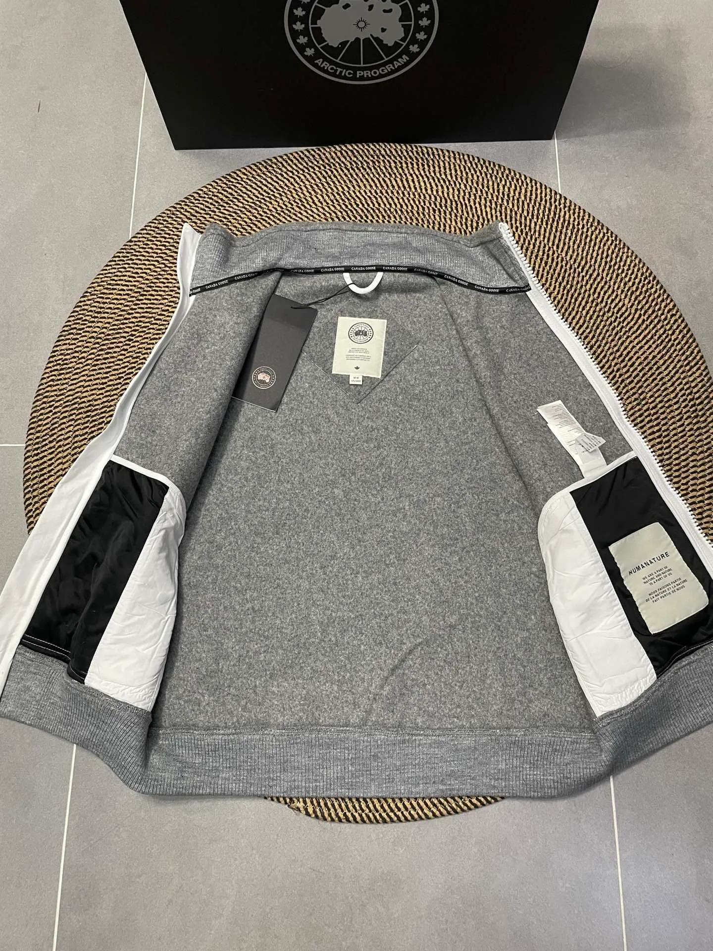 P600 Gray CANADA GOOSE/Canada Goose Autumn and Winter Couple's Fleece Vest Jacket 🔘Color: Black Gray Khaki Highest version Original fabric High version High quality) ⚠All details Fabric accessories craftsmanship (all 1:1 passed inspection) (The owner is a "detail monster" so the goods he makes also pay attention to details) 1⃣ Distinguish the wrong version of the market goods: all go single line ❌ Our genuine 1:1 special machine presses the line (high requirements for machine workers) 2⃣ Differentiates the market from drawings and making goods. Fabric color difference is too big. You get what you pay for, not fast food. 3⃣ Differentiates the market from low-end versions to receive labels, hang tags, and wash labels. All our accessories are custom-made (approved level) 4⃣ Differentiates the market from the detail-free workmanship❌ Our workmanship: neckline, shoulder line, armholes, cuffs, hem (In order to increase the cost, we must also restore the original product: yoke taping, double needle threading🔍) Size: S-XXL